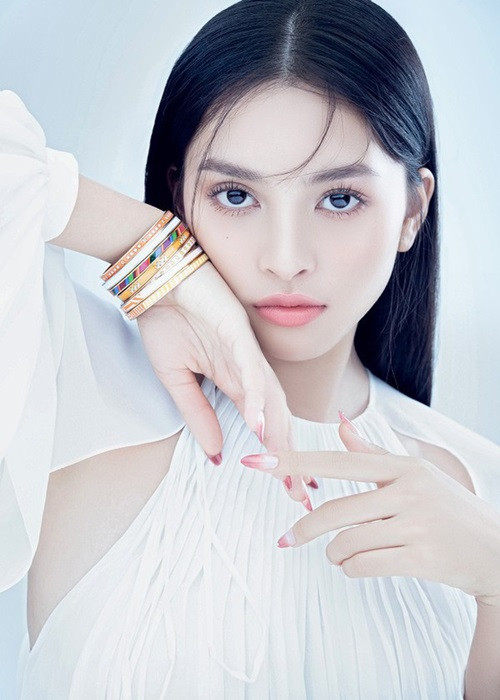 Tiểu Vy chăm chút hình ảnh từ sau khi đăng quang. Ảnh: VTV