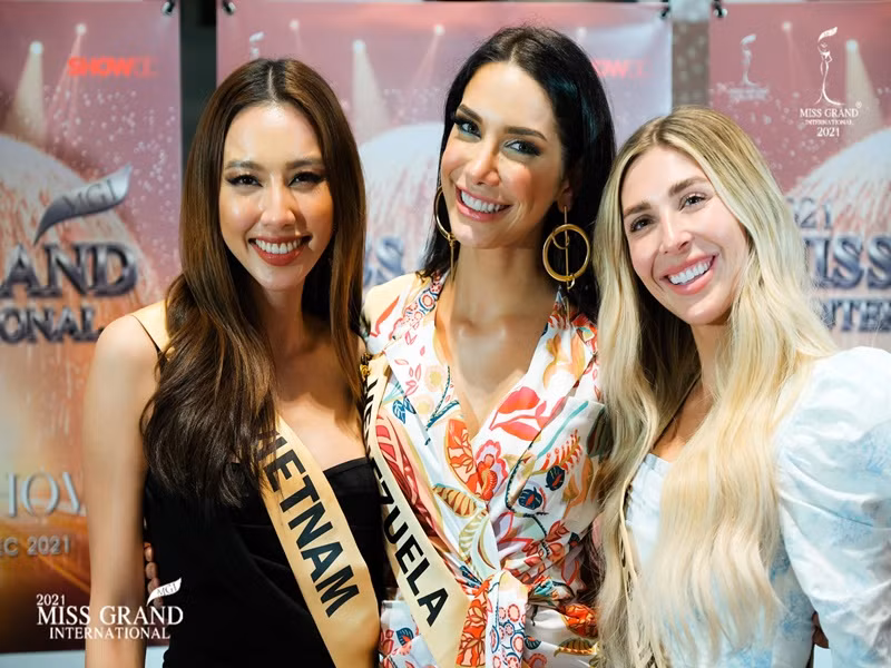 Đại diện Việt Nam còn ghi điểm nhờ khả năng giao tiếp tiếng Anh và tiếng Thái. Ảnh: Miss Grand International