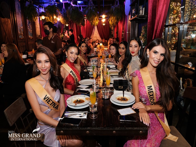 Thùy Tiên khoe vẻ gợi cảm khi ăn tối cùng bàn với đại diện Mexico. Ảnh: Miss Grand International