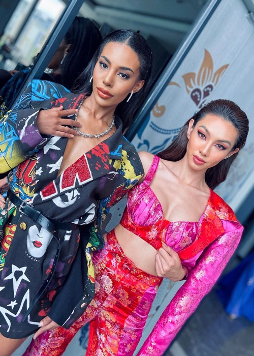 Đại diện Việt Nam chụp ảnh cùng đại diện Thái Lan ở phần thi phỏng vấn kín với ban giám khảo. Ảnh: FB Thùy Tiên