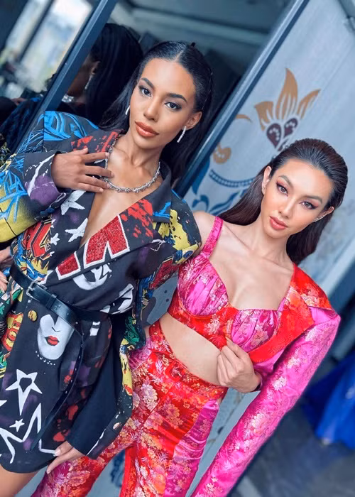 Đại diện Việt Nam chụp ảnh cùng đại diện Thái Lan ở phần thi phỏng vấn kín với ban giám khảo. Ảnh: FB Thùy Tiên