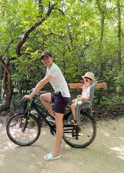 Tháng 10 vừa qua, Lương Thế Thành đóng trang cá nhân một vài ngày vì bị nghi đá xéo vụ Phi Nhung - Hồ Văn Cường. Khi sử dụng mạng xã hội trở lại, nam diễn viên tỏ ra thận trọng trong mọi chia sẻ.