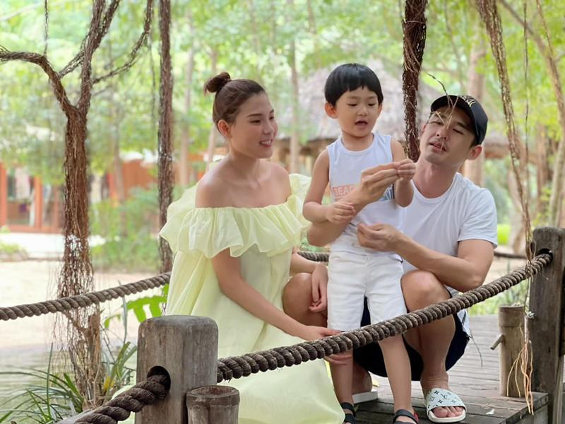 Thúy Diễm mặc gợi cảm trong chuyến đi nghỉ dưỡng cùng chồng con và bố mẹ.