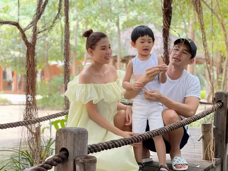 Thúy Diễm mặc gợi cảm trong chuyến đi nghỉ dưỡng cùng chồng con và bố mẹ.