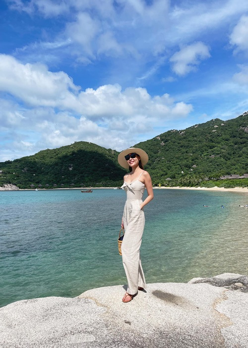 Cô diện các mẫu váy trễ vai, jumpsuit hai dây khoe vẻ quyến rũ.