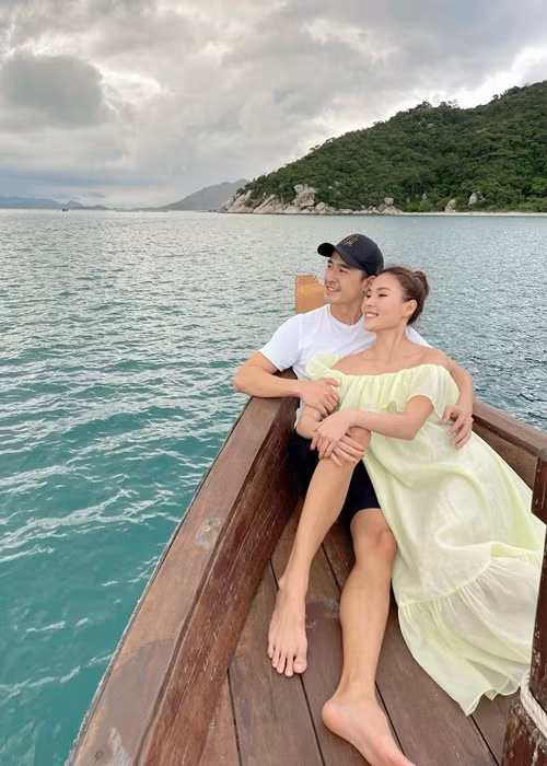 Mới đây, trên trang cá nhân, Lương Thế Thành chia sẻ loạt ảnh đi nghỉ dưỡng cùng bà xã Thúy Diễm và con trai. Nam diễn viên bày tỏ: "Ngoài kia nhiều sóng gió lắm, chỉ bên gia đình là bình yên thôi".