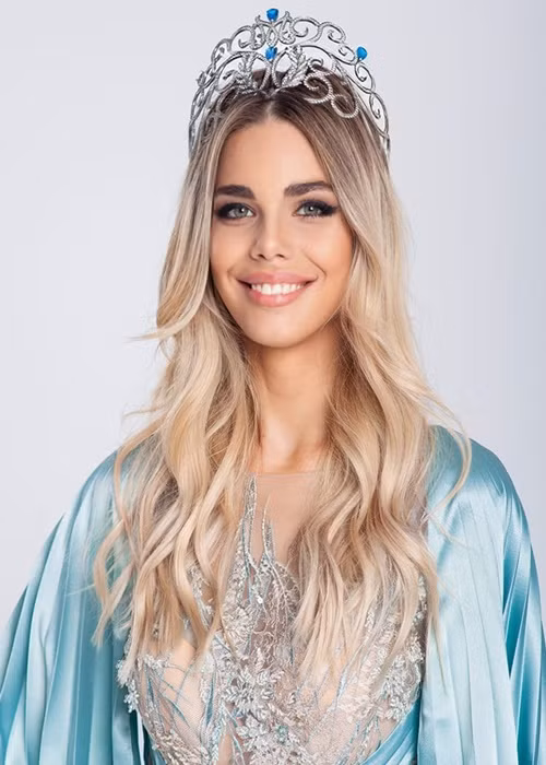 Tatiana Ovcinicova đến từ Moldova, năm nay 23 tuổi. Sau khi học xong ở Pháp, người đẹp làm việc cho một công ty quốc tế. Ảnh: Miss Moldova