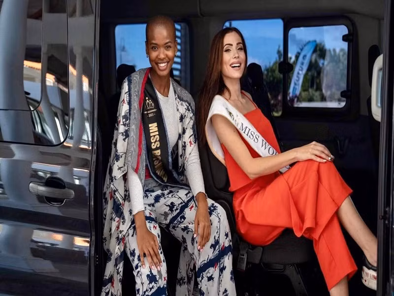 Đại diện Bulgaria yêu thích các môn thể thao như karate, kickboxing và tennis. Cô biết chơi đàn piano và ca hát. Ảnh: Miss World Bulgaria