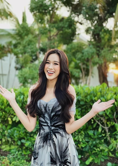 Đỗ Thị Hà năm nay 20 tuổi, đăng quang Hoa hậu Việt Nam 2020. Người đẹp cao 1m75 với đôi chân dài 1m1. Trong những ngày qua, đại diện Việt Nam Đỗ Thị Hà gây ấn tượng với sự thân thiện, gu thời trang quyến rũ, nữ tính. Ảnh: FB Đỗ Thị Hà