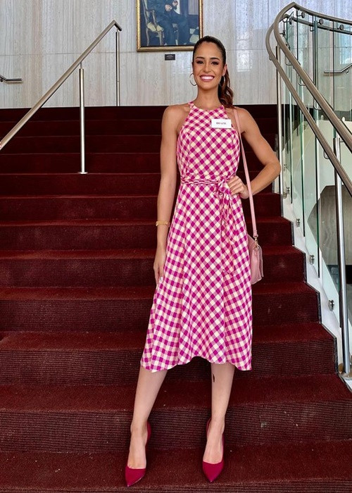 Trong nhóm 9 phần thi hùng biện, đại diện Brazil - Caroline Teixeira là đối thủ mạnh của Đỗ Thị Hà. Ảnh: Instagram Caroline Teixeira