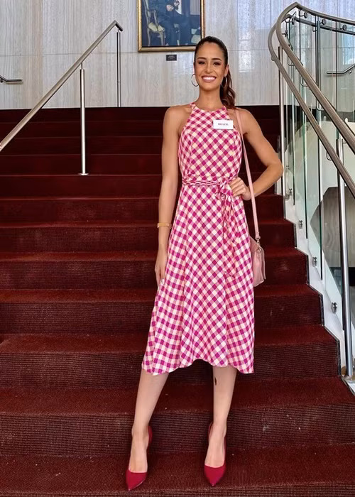 Trong nhóm 9 phần thi hùng biện, đại diện Brazil - Caroline Teixeira là đối thủ mạnh của Đỗ Thị Hà. Ảnh: Instagram Caroline Teixeira