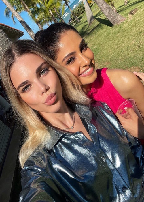 Tatiana thích viết thơ và có tài cắm hoa nghệ thuật. Ảnh: Miss Moldova