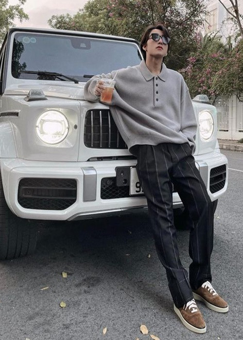Tháng 5/2021, Sơn Tùng M-TP khoe tậu xe Mercedes AMG G63 có giá khoảng từ 11 tỷ đến 12 tỷ. Ảnh: Dân Việt