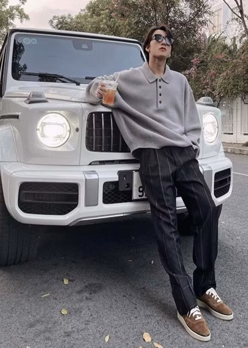 Tháng 5/2021, Sơn Tùng M-TP khoe tậu xe Mercedes AMG G63 có giá khoảng từ 11 tỷ đến 12 tỷ. Ảnh: Dân Việt