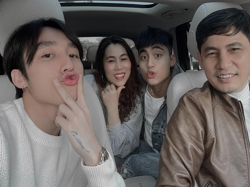 Nam ca sĩ từng tâm sự về chuyện kết hôn: “Tôi ước rằng sau 30 tuổi, mình sẽ có một mái ấm thật sự, bên người mình yêu, với những đứa con và phụng dưỡng bố mẹ. Sứ mệnh của tôi đó: phải hạnh phúc. Không phải là tiền bạc hay danh vọng, cũng chẳng phải thứ gì cao vời. Sau tất cả, hạnh phúc đôi khi chỉ là một cuộc gọi về cho bố mẹ, để thấy bao nhiêu nỗi buồn trong ngày của mình đột nhiên tan biến". Ảnh: M-TP