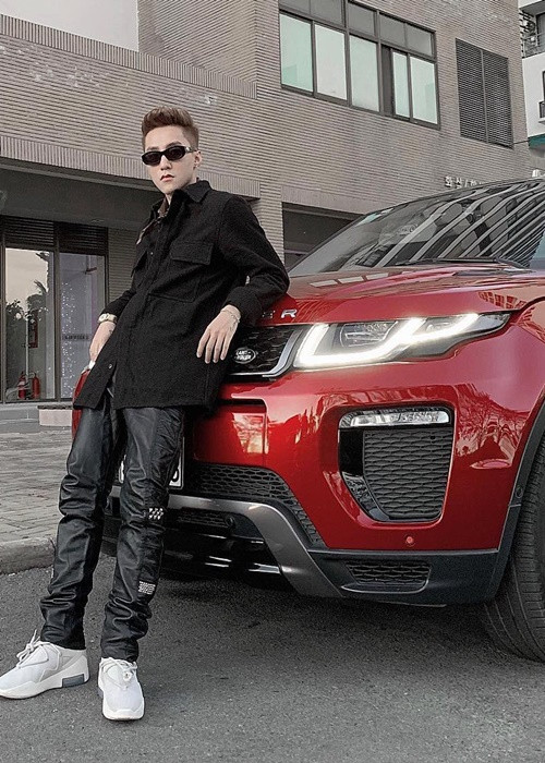 Sơn Tùng M-TP còn có xe hơi đắt tiền. Năm 2016, anh tậu xe Range Rover Evoque màu đỏ có giá hơn 2,7 tỷ. Ảnh: Dân Việt