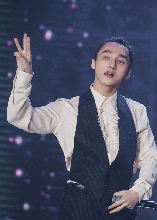 Năm 2011, khi còn học cấp 3, Sơn Tùng M-TP bắt đầu nổi tiếng từ ca khúc “Cơn mưa ngang qua”. Từ năm 2011 đến nay, anh được xem là “hiện tượng làng nhạc Việt" vì sở hữu không ít ca khúc nổi tiếng như: “Em của ngày hôm qua”, “Chúng ta không thuộc về nhau”, “Hãy trao cho anh”, “Lạc trôi”, “Âm thầm bên nhau”, “Nơi này có anh", "Không phải dạng vừa đâu", "Thái Bình mồ hôi rơi". Ảnh: M-TP