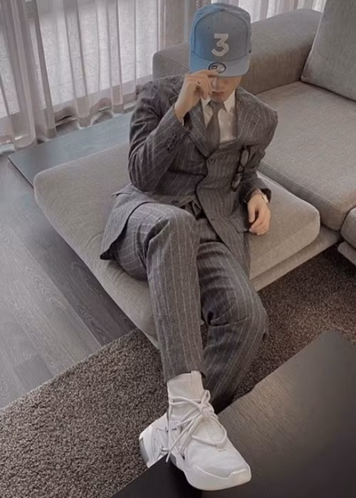 Sau đó vài năm, Sơn Tùng M-TP chuyển sang ở một nơi mới trông không khác gì biệt thự với thiết kế hiện đại, sang trọng bậc nhất TPHCM. Nhà của Sơn Tùng rộng rãi đến mức còn có cả gác, phòng thu âm riêng. Một số nguồn tin cho biết căn hộ có giá trị lên đến cả chục tỷ đồng. Ảnh: M-TP