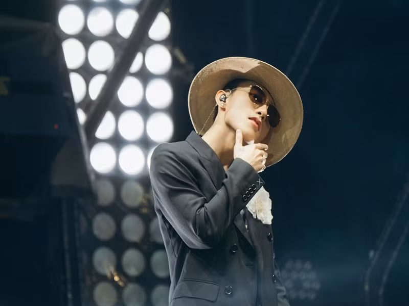 Đáng chú ý, năm 2019, đạo diễn Việt Tú tiết lộ về mức cát sê của Sơn Tùng M-TP lên đến tiền tỷ. Đạo diễn Việt Tú nói: "Theo nguồn tin mới nhất, ông em Sơn Tùng (ca sĩ Sơn Tùng M-TP) sẽ sớm đi vào kỷ lục khi là nghệ sĩ đầu tiên tại Việt Nam lĩnh lương sự kiện chín số 0". Ảnh: M-TP