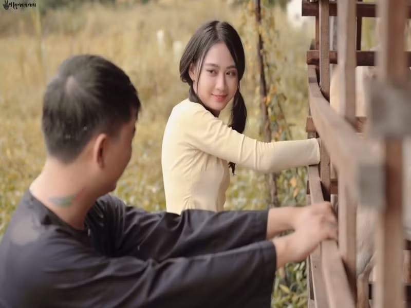 Hoài Lâm giới thiệu cô gái trong MV tên Kim. Ảnh chụp màn hình