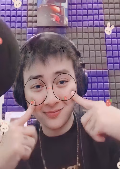 Con nuôi Hoài Linh chưa có chia sẻ mới sau khi cập nhật trạng thái “đã kết hôn” và khoe hình ảnh bên bạn gái.