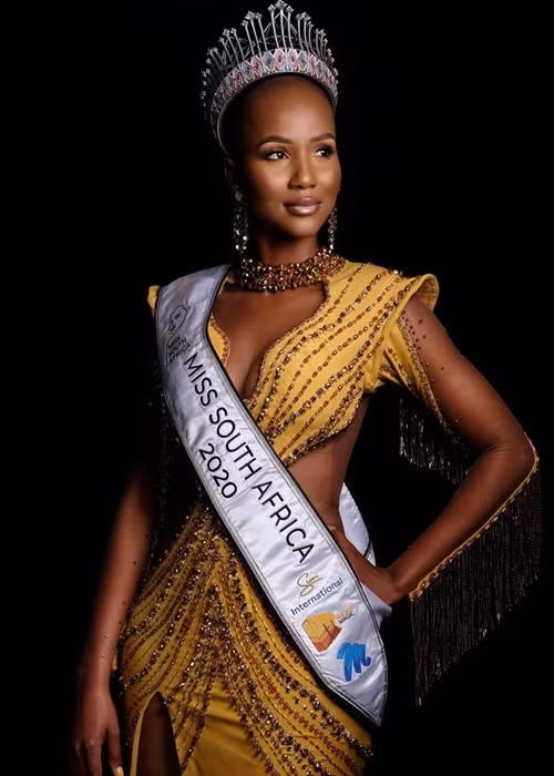 Shudufhadzo Musida - đại diện Nam Phi được Sash Factor dự đoán giành vị trí thứ 4 chung cuộc. Shudufhadzo gây chú ý nhờ vẻ đẹp lạ, luôn rạng rỡ, tham gia vào các tổ chức chống lại sự kỳ thị và bạo lực giới ở quê nhà. Ảnh: Zing