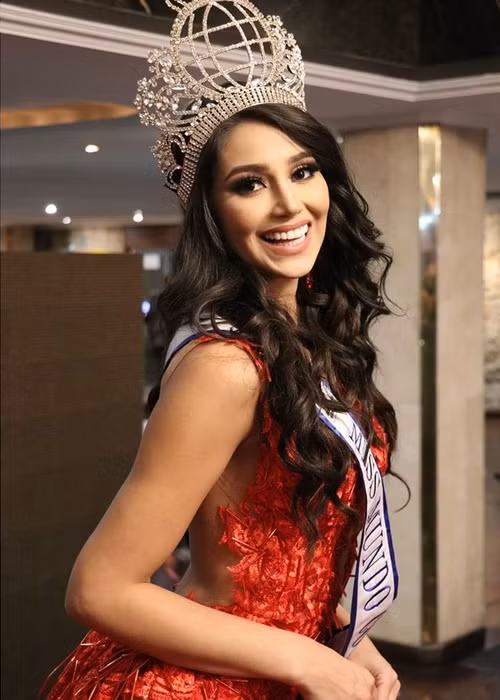 Hoa hậu Đỗ Thị Hà vượt mặt nhiều thí sinh mạnh trong bảng xếp hạng mới nhất của Sash Factor. Theo chuyên trang này, vị trí á hậu 1 có thể thuộc về đại diện Colombia - Andrea Aguilera Arroyave. Theo Saostar, mỹ nhân này tốt nghiệp 2 ngành gồm: ngôn ngữ học và chăm sóc trẻ sơ sinh. Andrea hiện tại là người mẫu, MC. Ảnh: Instagram Andrea Aguilera Arroyave