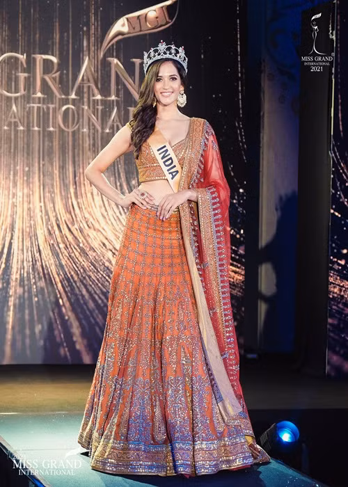 Manika Sheokand là một trong những thí sinh mạnh của cuộc thi. Đại diện Ấn Độ cao 1m73, là người mẫu. Cô tốt nghiệp đại học chuyên ngành kỹ sư hóa học và công nghệ, có bằng thạc sĩ quản trị kinh doanh. Ảnh: Miss Grand International
