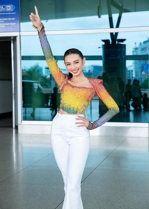 Ngày 16/11, Nguyễn Thúc Thùy Tiên sang Thái Lan tham gia cuộc thi Miss Grand International 2021- Hoa hậu Hòa bình Quốc tế 2021. Tại sân bay, cô nhanh chóng ghi điểm với khán giả Thái Lan nhờ trang phục áo lục sắc, muốn lan tỏa thông điệp ủng hộ cộng đồng LGBT. Ảnh: FB Thùy Tiên