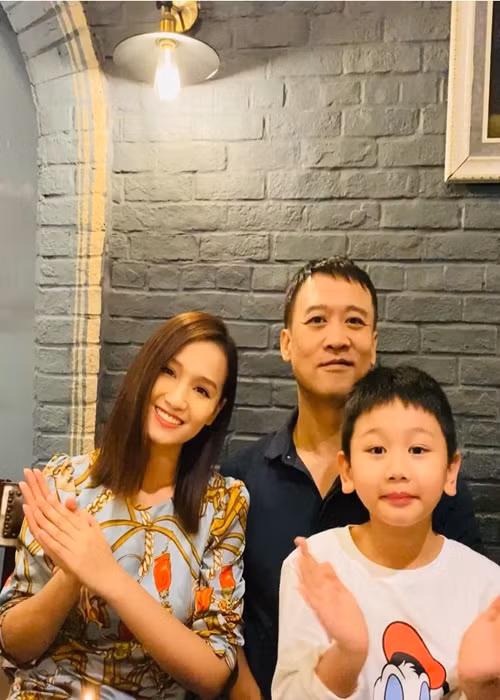 Lã Thanh Huyền chia sẻ trên Vietnamnet hồi tháng 6/2021 về cuộc hôn nhân hạnh phúc của mình: “Chúng tôi yêu nhau nhiều hơn, ngoài tình yêu là tình thương và là sự gắn bó nữa. Anh luôn quan tâm và yêu thương tôi như thuở ban đầu. Anh chăm sóc tôi và con, hay có những cử chỉ ân cần với vợ. Công việc của anh bận nhưng khi có thời gian anh sẽ vào bếp để làm những món ăn rất ngon cho 2 mẹ con”.