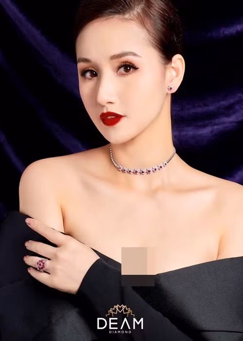 Nữ diễn viên mặc áo trễ vai khoe vẻ quyến rũ, duyên dáng.