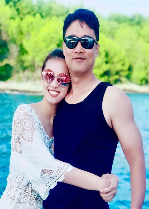 Lã Thanh Huyền luôn được chồng chiều chuộng. Ngày Lã Thanh Huyền chuẩn bị lâm bồn, doanh nhân Trần Anh tặng chiếc xế hộp 4 tỷ. Kỷ niệm 4 năm ngày cưới, hai vợ chồng du lịch châu Âu.