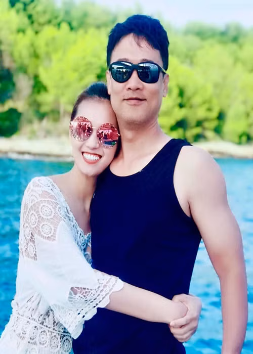 Lã Thanh Huyền luôn được chồng chiều chuộng. Ngày Lã Thanh Huyền chuẩn bị lâm bồn, doanh nhân Trần Anh tặng chiếc xế hộp 4 tỷ. Kỷ niệm 4 năm ngày cưới, hai vợ chồng du lịch châu Âu.