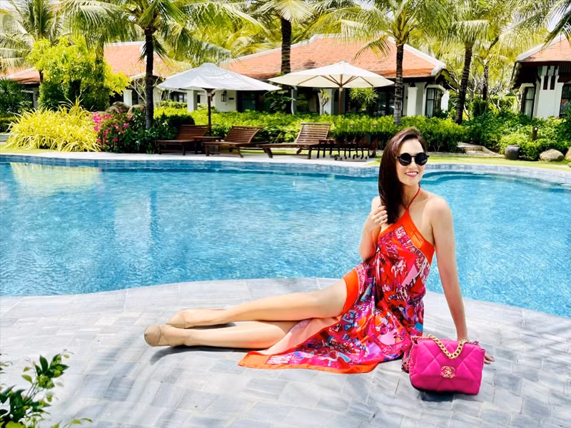 Nữ diễn viên sở hữu vóc dáng thon gọn với vòng một đẫy đà.