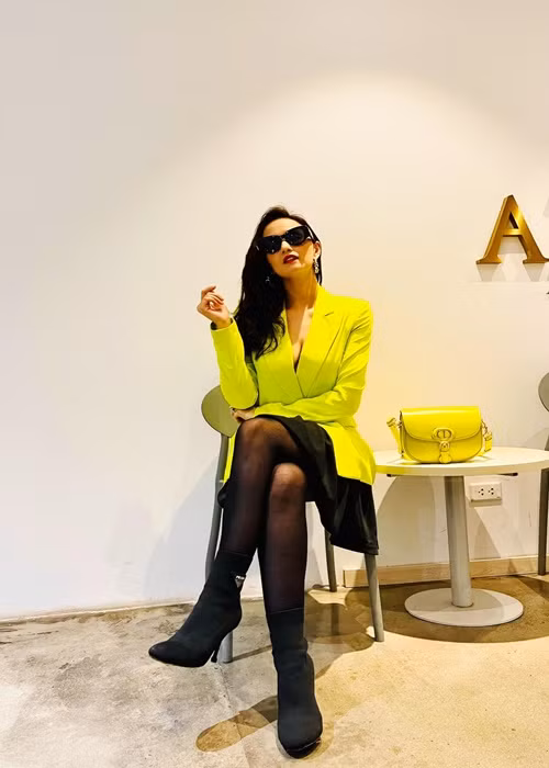 Khi được hỏi về bí quyết làm đẹp, Lã Thanh Huyền bật mí: “Bí quyết đơn giản thôi, đó là cách làm việc khoa học, chế độ dinh dưỡng, nghỉ ngơi hợp lý. Tôi còn tập yoga để duy trì sắc vóc nữa, để được đẹp thì cần phải chăm sóc thôi”.