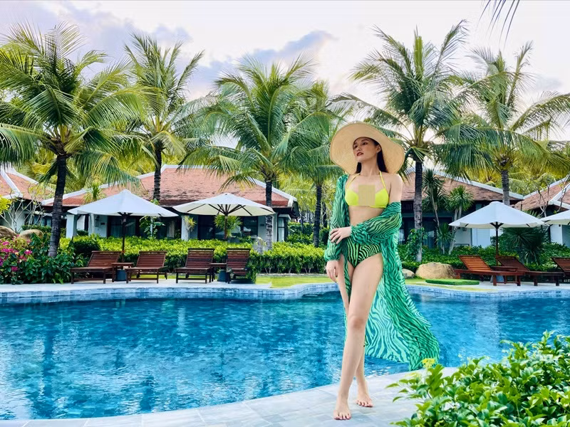 Bà mẹ một con khoe đường cong nóng bỏng trong trang phục bikini.