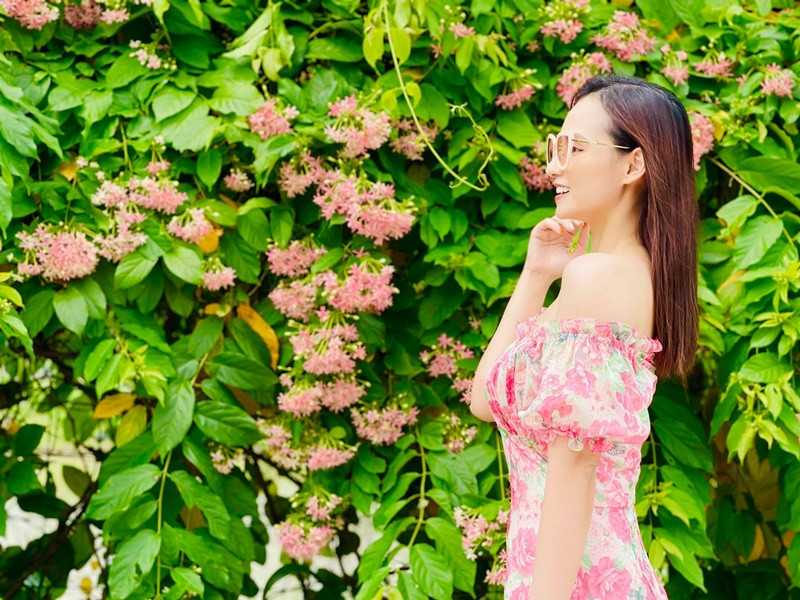 Nữ diễn viên ghi điểm với phong cách hiện đại, gợi cảm, trẻ trung.