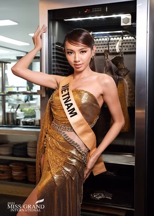Mới đây, Nguyễn Thúc Thùy Tiên dự tiệc tối cùng 14 thí sinh may mắn khác tại cuộc thi Miss Grand International 2021 - Hoa hậu Hòa bình Quốc tế 2021. Ảnh: Miss Grand International