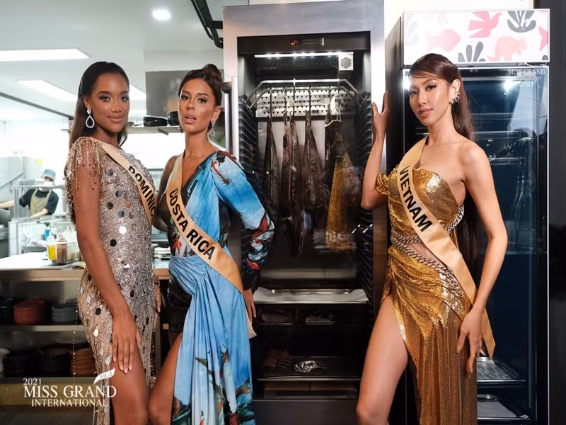 Đại diện Việt Nam Thùy Tiên diện đầm vàng cắt xẻ táo bạo tham gia buổi tiệc. Ảnh: Miss Grand International