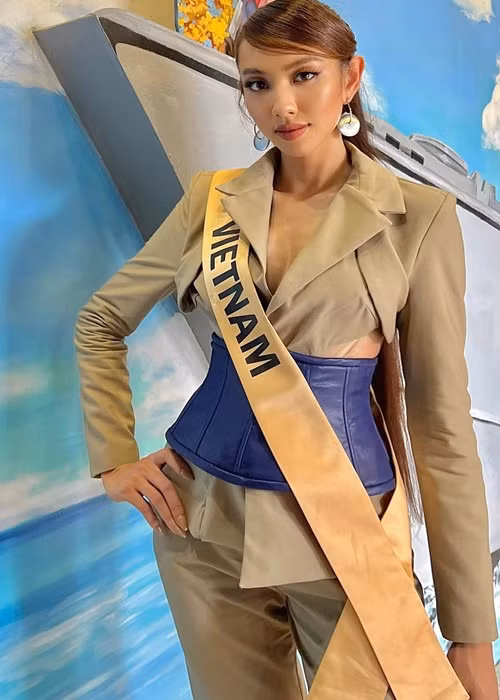 Ngoài 2 mẫu đầm gợi cảm, Thùy Tiên còn diện mẫu vest thanh lịch trong ngày 11 tham gia cuộc thi. Ảnh: FB Thùy Tiên