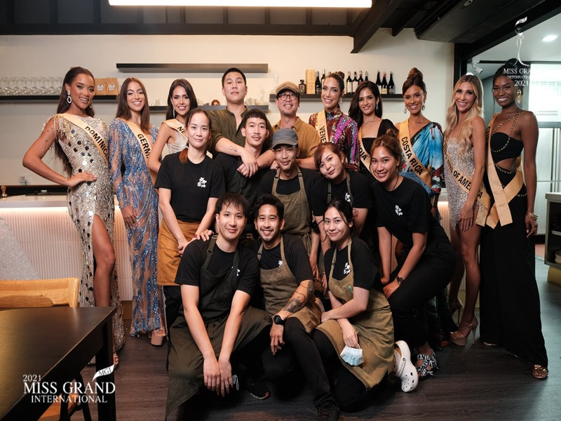 Trên fanpage, ban tổ chức Hoa hậu Hòa bình Quốc tế 2021 chia sẻ hình ảnh 15 thí sinh may mắn có bữa ăn tối đặc biệt tại một quán cafe. Ảnh: Miss Grand International