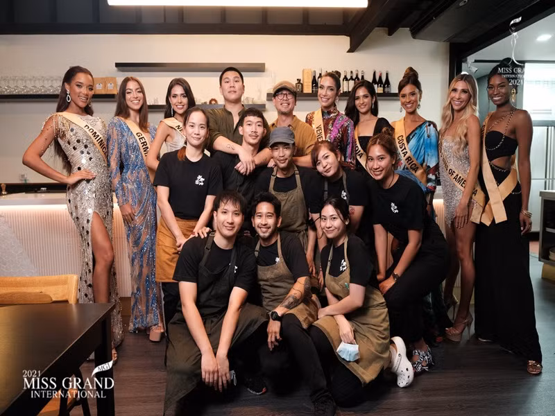 Trên fanpage, ban tổ chức Hoa hậu Hòa bình Quốc tế 2021 chia sẻ hình ảnh 15 thí sinh may mắn có bữa ăn tối đặc biệt tại một quán cafe. Ảnh: Miss Grand International