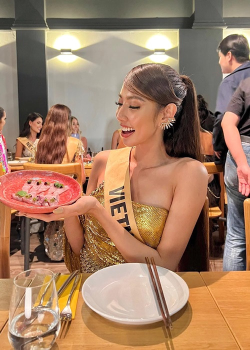Trên trang cá nhân, Thùy Tiên đăng tải hình ảnh thưởng thức bữa tối đặc biệt. Ảnh: FB Thùy Tiên