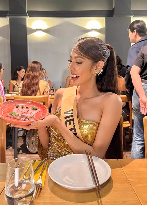 Trên trang cá nhân, Thùy Tiên đăng tải hình ảnh thưởng thức bữa tối đặc biệt. Ảnh: FB Thùy Tiên