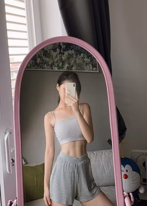 Với lợi thế eo con kiến, Han Sara chuộng mặc trang phục hở bụng, khoét eo.