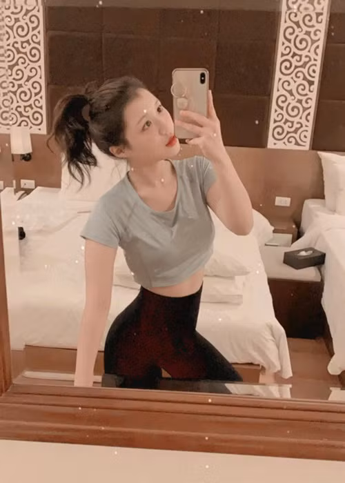 Giọng ca sinh năm 2000 chăm khoe hình ảnh eo thon sau mỗi lần tập luyện.