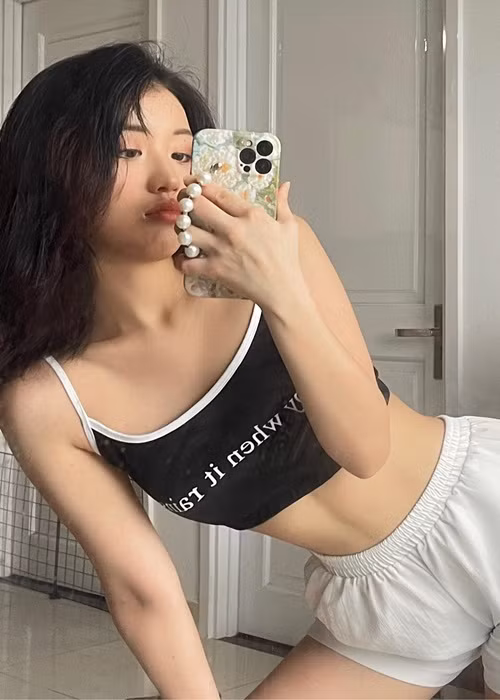 Nữ ca sĩ từng nặng 52kg. Vì những lời nhận xét về thân hình đầy đặn, cô mới quyết tâm giảm cân.