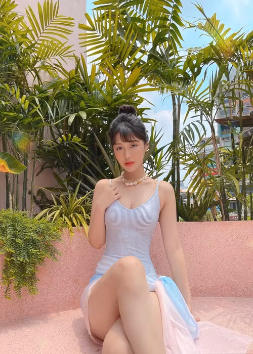 Nữ ca sĩ hiện tại là “gà cưng” của công ty Đông Nhi - Ông Cao Thắng.