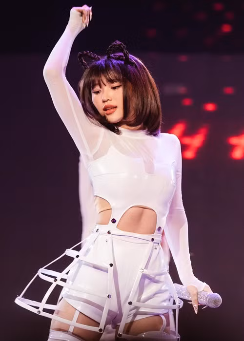 Giữ cân nặng ổn định, vòng eo con kiến, Han Sara "chặt đẹp" mọi loại trang phục.