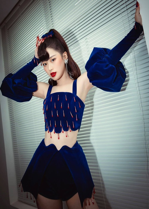 Nữ ca sĩ Han Sara tự tin diện trang phục bó sát, cut-out.